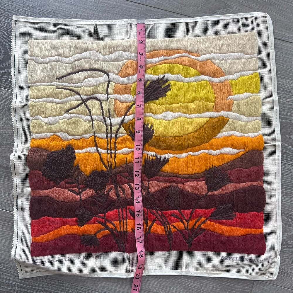 Crewel Embroidered SUNSET ON THE PLAINS 1970s Ambler 20x20 Wall Art Vtg Rare - Picture 6 of 7